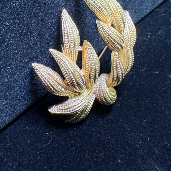 2 vtg Trifari Broochs Pins gold tone brushed textured Elegant Evening  - JW1475 - Picture 2 of 14